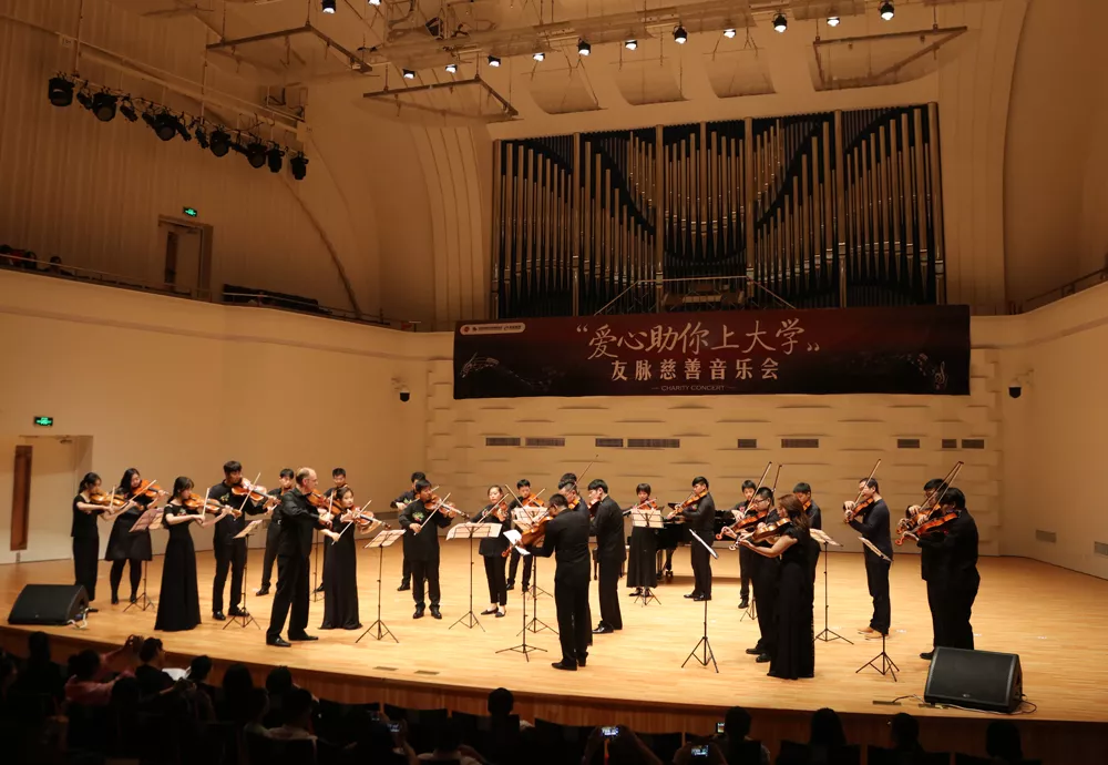昆明市人民当局：百乐博慈悲音乐会筹110万善款助穷困学子上大学