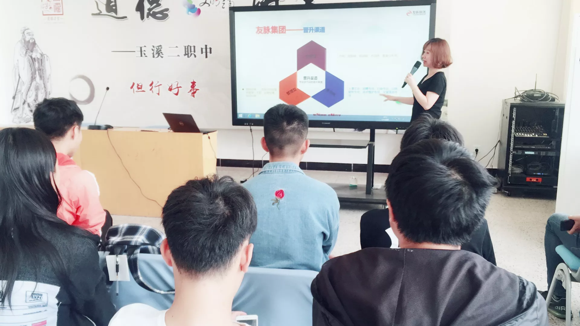 百乐博集团走进玉溪市第二职业中学，现场成功签定23份入职和谈